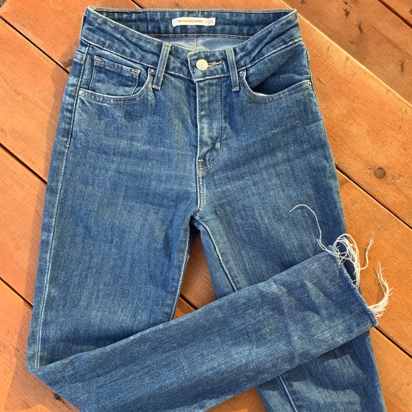 Levi 721 High Rise Skinny Jeans - Picture 2 of 3